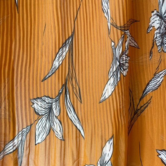 A New Day short duster. Mustard base white flower print. - Picture 4 of 5